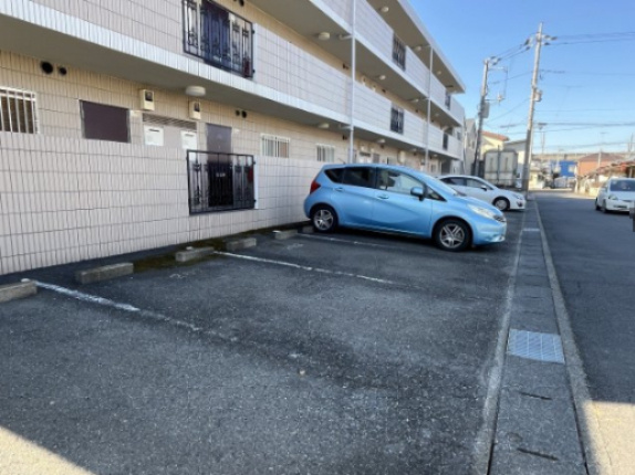 サンマーブルの駐車場