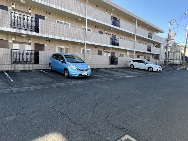 サンマーブルの駐車場