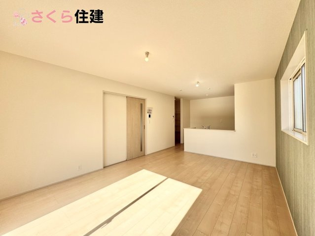 リーブルガーデン　第1小山中久喜　１号棟の居間・リビング|対面式システムキッチン。リビングを見渡せるキッチンで家族の様子をうかがいながら料理がはかどりそう！