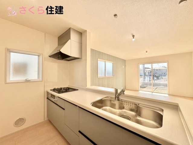 リーブルガーデン　第1小山中久喜　１号棟のキッチン|お子様と並んで料理をしても余裕のゆとりのキッチン。お子様と一緒に料理も叶いますよ♪