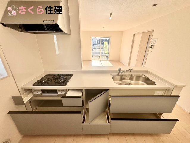 リーブルガーデン　第1小山中久喜　１号棟のキッチン|キッチン下収納は奥まで引き出せるので、大きく屈まなくても楽に必要なものがパッと取り出せます！