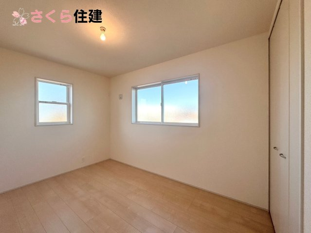リーブルガーデン　第1小山中久喜　１号棟の洋室|各部屋に収納あります！荷物が多い子育て世代や、趣味道具の多い方にもうれしいですね！