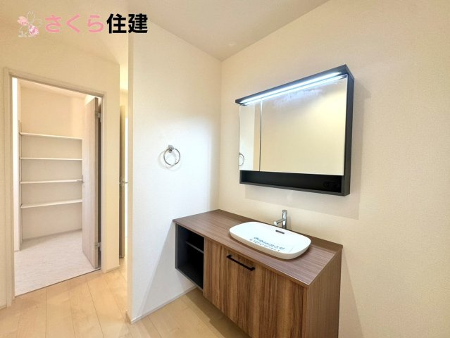 リーブルガーデン　第1小山中久喜　１号棟の独立洗面台|ご家族並んで朝の準備もスムーズにできるワイドなつくりの洗面台！