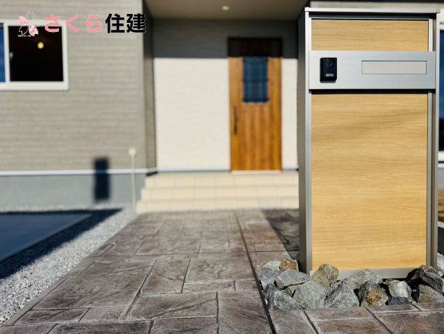 リーブルガーデン　第1小山中久喜　１号棟の玄関|夜間でも来訪者の顔を認識できるLEDライトを装備！ＴＶモニター付きインターフォンで安心のセキュリティ