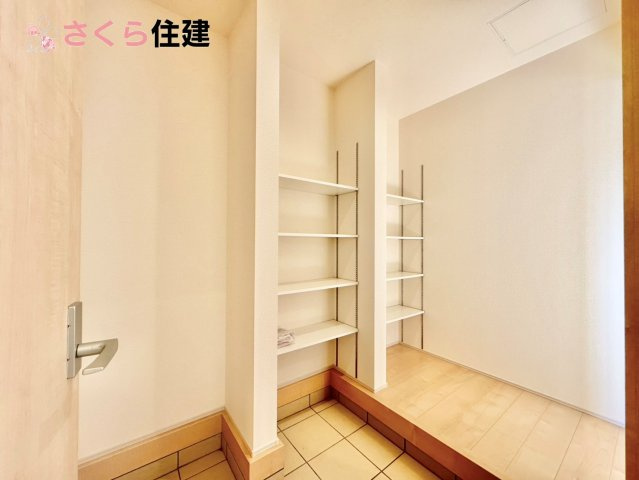 リーブルガーデン　第1小山中久喜　１号棟の収納|玄関がいつも片づく大型シューズボックス。お子様の靴のサイズが大きくなっていっても安心の広々スペース！