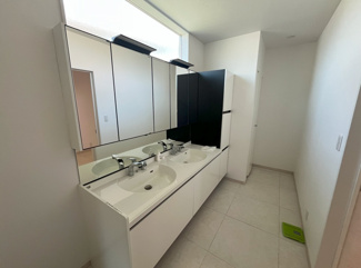 【独立洗面台】 | 東金市季美の森東２丁目　戸建 | ２人同時に使用しても可能な広々な洗面台