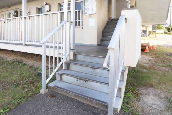 ビレッジハウス富木島5号棟のエントランス