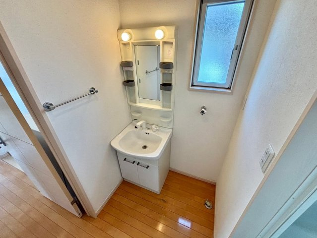 三和町戸建の洗面所