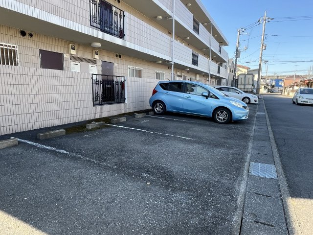 サンマーブルの駐車場