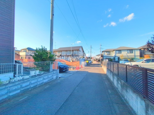 上尾市原市14期　新築戸建　ブルーミング01の前面道路含む現地写真