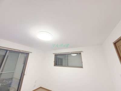 【居間・リビング】 | ラルーチェ | 洋室（シャッター付のお部屋でございます♪）