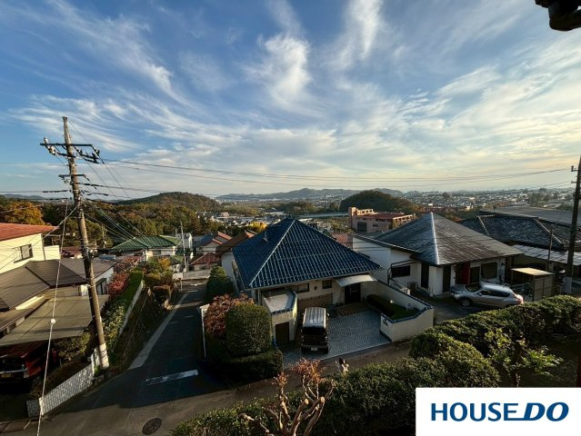 中古戸建　桐生市堤町3丁目の展望|開放感あふれる絶景: 高台から見下ろす景色は本当に素晴らしいですね！空が広く感じられ、視界を遮るものがない開放感は、他の何物にも代えがたい贅沢です。