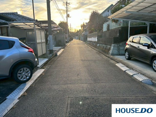 中古戸建　桐生市堤町3丁目の前面道路含む現地写真|日が優しく差し込んでいて、道全体が温かい光に包まれているのが美しいです♪