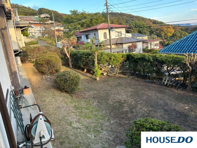 中古戸建　桐生市堤町3丁目の庭|広大な敷地と活用性: これだけ広々としたお庭があるのは本当に贅沢ですね！お子様の遊び場や家庭菜園、ガーデニングなど、様々な用途に活用できる可能性を秘めています！！！