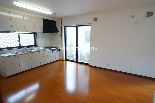 【居間・リビング】 | 八尾市緑ヶ丘5丁目 | 【LDK：16帖】キッチンサイドの窓からゴミ捨てに行けます♪