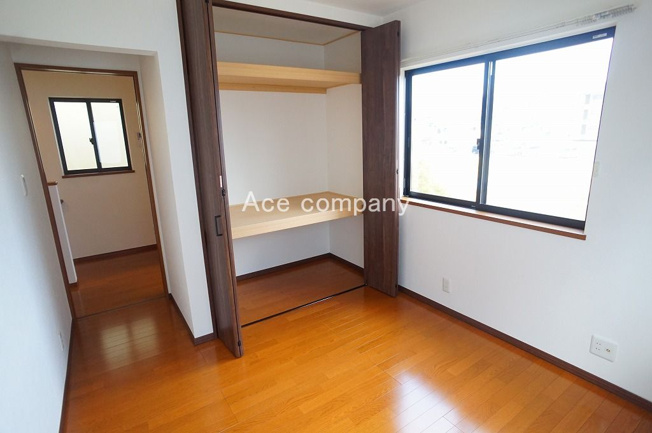 【子供部屋】 | 八尾市緑ヶ丘5丁目 | 【2階：洋室5帖】収納完備です♪