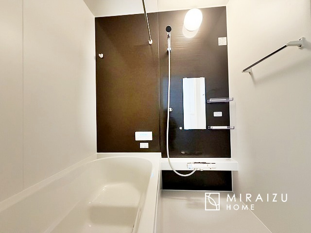 【浴室】 | お子さんとわいわいと楽しいバスタイムもよし、一人でゆったりと入るのもよし、浴室換気乾燥機付きのユニットバス。お洗濯物を干せるだけでなく、カビ防止にもなります。