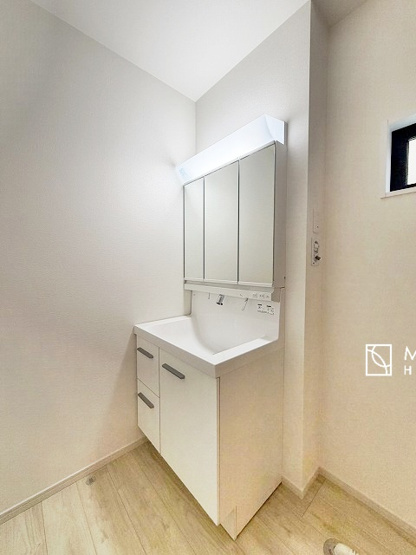 【独立洗面台】 | 洗濯機置き場、脱衣スペースもしっかりと確保されている洗面室。
水回りが集結した間取りなので、お料理やお洗濯物、お掃除の同時進行も可能です。