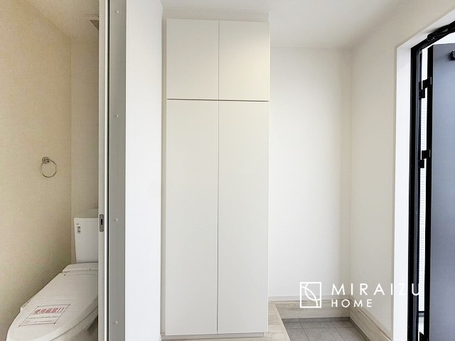 【玄関】 | 永く住むからこそシンプルで飽きのこないデザインに。ただいま、おかえりの温かな声が聞こえる玄関。