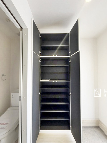 【内装】 | 安全性に配慮した手すり、清潔感や明るい陽光を取り入れてくれる窓がある階段。LED照明付きでお財布にもやさしいつくり。