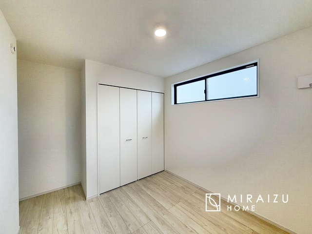 【洋室】 | 日当たりの良いお家は嬉しいですよね。それぞれ価値観が分かれる箇所です、実際に内覧して日当たりの心地よさをご体感下さいね♪