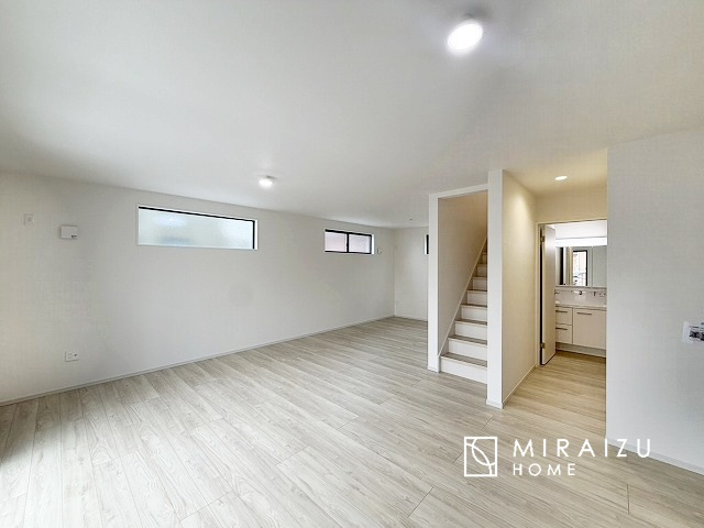 【居間・リビング】 | 食事を取るスペースもリラックスしてくつろげるスペースもお子さんが勉強するスペースも兼ね備えたリビングダイニング。