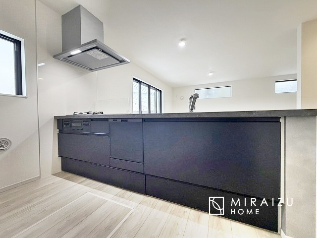 【キッチン】 | 収納に様々な工夫がされていて出しやすく片付けやすい、散らかりにくいキッチンになっています！人工大理石の天板や深型シンクなど、デザイン性と機能性を兼ね備えているので見せたいキッチンになっています。