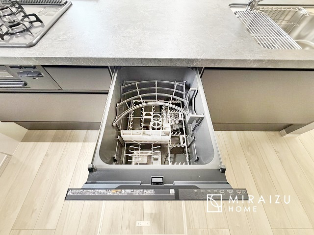 【キッチン】 | 広々としたキッチンは大きな深型シンク、3口コンロ、換気扇、大きなお鍋から小物まで取り出しやすさを考えられた引き出し収納の付いたシステムキッチンです。