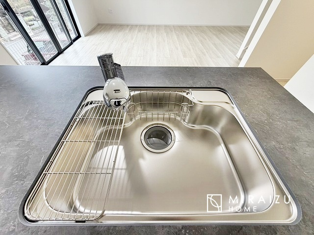 【キッチン】 | 収納力と機能性を備えたシステムキッチン。圧力鍋や大きなフライパンなどの調理器具から調味料など幅広く収納し、お料理のしやすいつくりになっています。