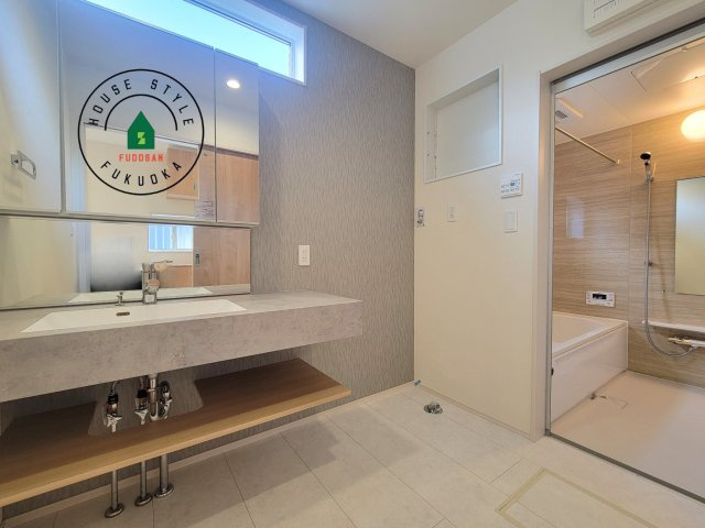 福岡市早良区有田5丁目第1-2棟（2号棟）の内観：施工例|ゆとりの洗面スペースで朝の身支度もスムーズに。暮らしを快適に変えるシャワー付洗面台です！