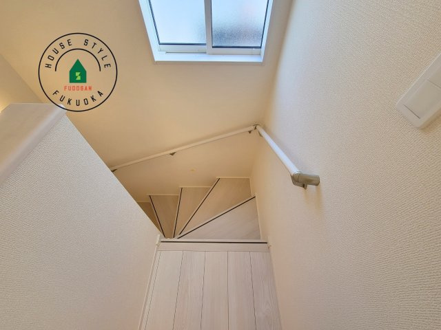 福岡市早良区有田5丁目第1-2棟（2号棟）の内観：施工例|＜手すり付階段＞手すりがないと階段の昇り降りで危険なことはもちろん、壁に手をつきながら歩くことで壁紙が汚れやすくなります。すべての方に快適に昇り降りしていただくため、手すりを設置しました。