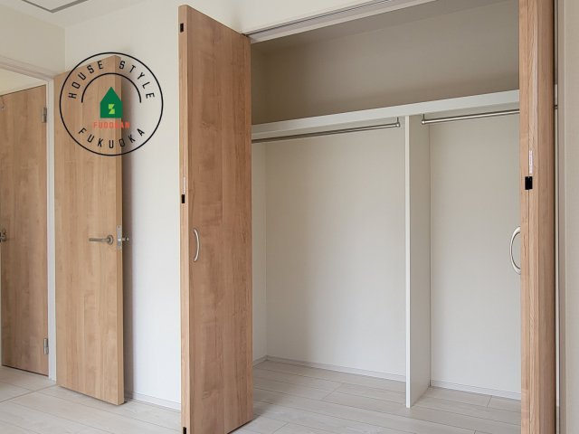 福岡市早良区有田5丁目第1-2棟（2号棟）の内観：施工例|洋服や大きな荷物が多い方や人数の多いご家族などは、一般的なクローゼットよりもウォークインクローゼットのほうが使い勝手が良いです。