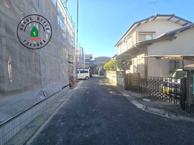 福岡市早良区有田5丁目第1-2棟（2号棟）の前面道路含む現地写真|前面道路は閑静な住宅地をはしる車通りの少ない道路。お車の出し入れが苦手なママや小さなお子様にも安心ですね。しっかり舗装もされているので、ベビーカーや自転車で通っても快適に通行できます。前面道路です。