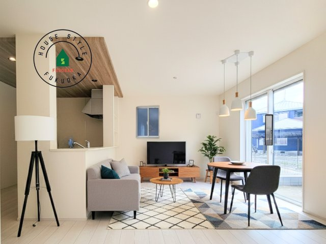 福岡市早良区有田5丁目第1-2棟（2号棟）の内観：施工例|キッチンからリビングをしっかり確認できます。家族の笑顔があふれる空間になりそうですね。