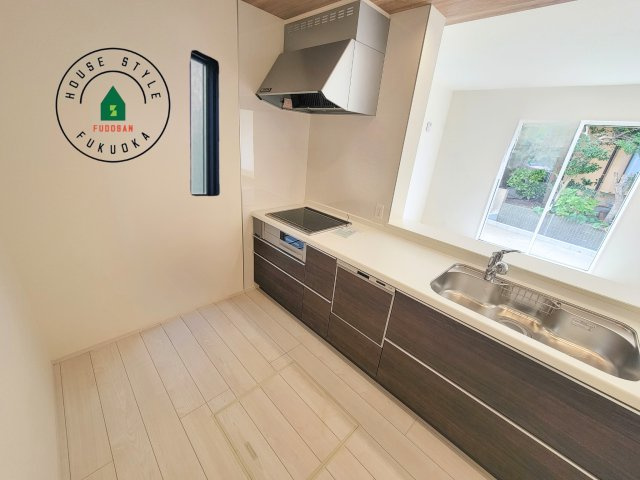 福岡市早良区有田5丁目第1-2棟（2号棟）の内観：施工例|ご家族を近くに感じられる対面キッチンのLDK。会話もはずみそうですね。