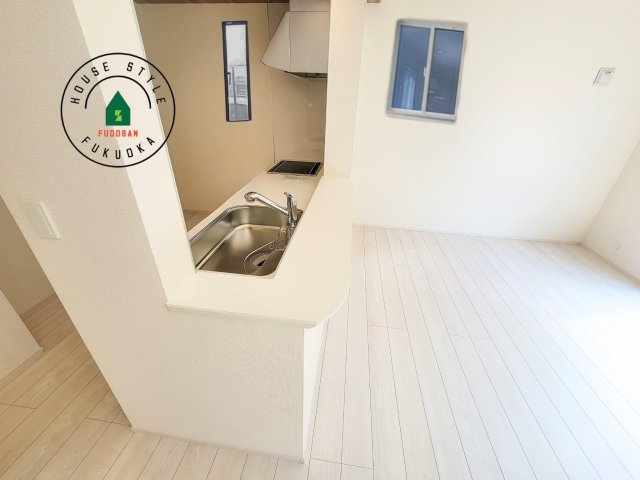 福岡市早良区有田5丁目第1-2棟（2号棟）の内観：施工例|ダイニングテーブルへの配膳がラクラク、お料理はかどるカウンター付きシステムキッチン！