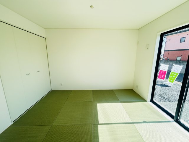新築　前橋市粕川町新屋第2　クレイドルガーデン　1号棟の和室|現地写真　リビング隣の和室はお子様の遊び部屋としてもちょうどいいですね♪							
