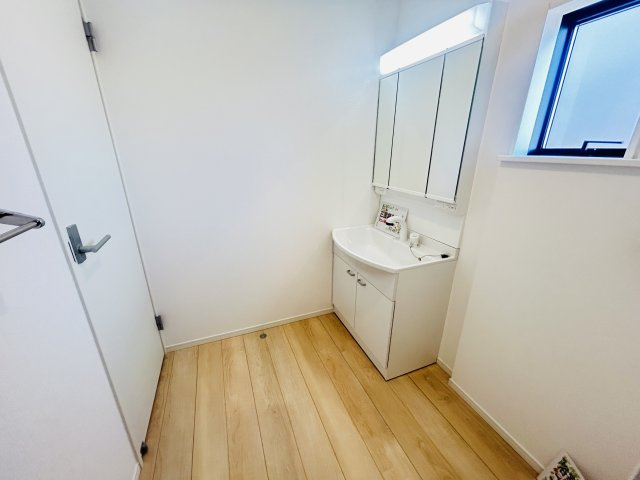 新築　前橋市粕川町新屋第2　クレイドルガーデン　1号棟の独立洗面台|現地写真　シャワー付きの洗面台は忙しい朝でも身支度を整えるのにとても便利◎							
