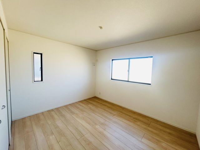 新築　前橋市粕川町新屋第2　クレイドルガーデン　1号棟の洋室|現地写真　日当たりと風通しの良い二面採光♪						
					
					
