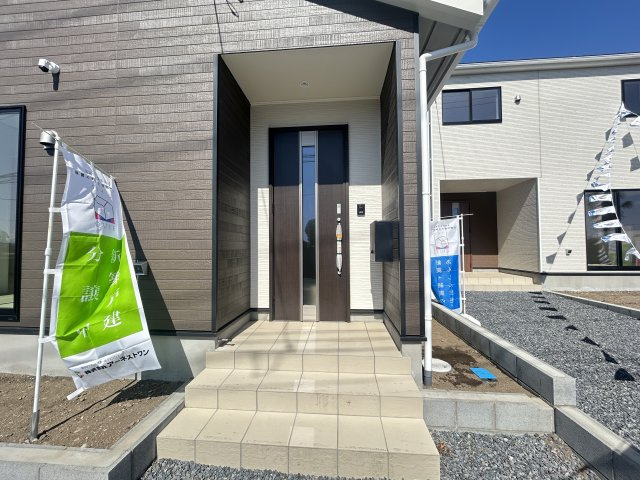 新築　前橋市粕川町新屋第2　クレイドルガーデン　1号棟の玄関|現地写真　ポストと一体型のTVモニターホンでセキュリティ安心！
