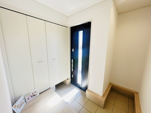 新築　前橋市粕川町新屋第2　クレイドルガーデン　1号棟の玄関|現地写真　約３０足収納できる下駄箱は中で段の高さを調節できるのでブーツ等もきっちりしまえます！
					
