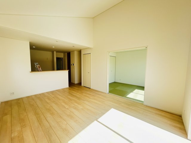新築　前橋市粕川町新屋第2　クレイドルガーデン　1号棟の居間・リビング|現地写真　家族の会話が弾む対面キッチン。お子様の様子も確認できて安心ですね。


