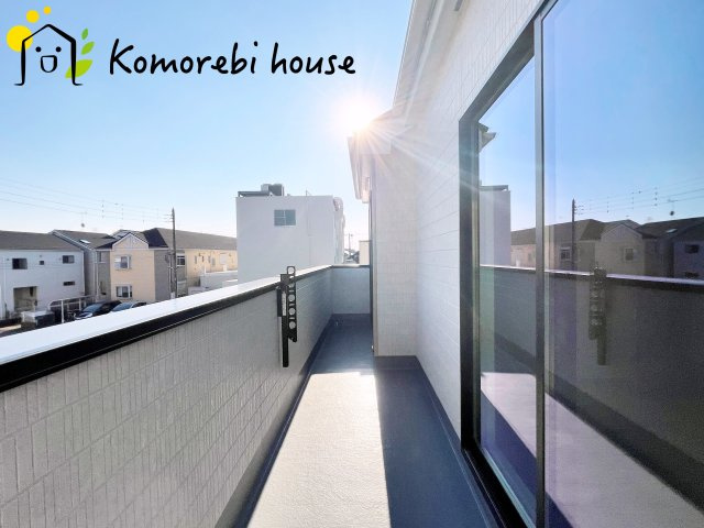 上尾市原市北1丁目20番　新築一戸建て　Bのバルコニー|外からの目が気にならないバルコニーで洗濯物が干せます