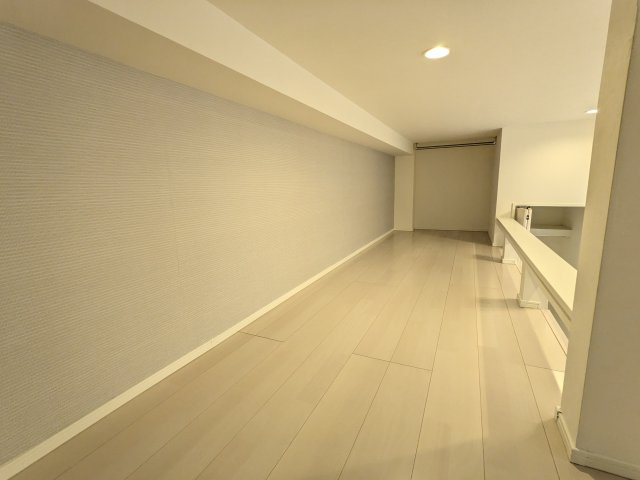 サダルスウドの洋室