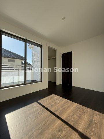 【洋室】 | 家具の配置がしやすいすっきりとした形で、使い勝手の良さも魅力♪