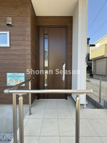 【玄関】 | ご年配の方にも安心の手すり付き！