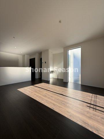 【居間・リビング】 | 3方向から採光を取り込める明るい室内！