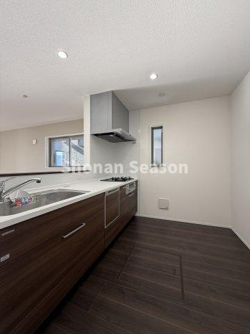 【キッチン】 | リビングの様子を見守りながら料理ができる子育て世帯にも嬉しい間取り！