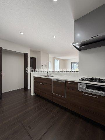 【キッチン】 | キッチン横には食料品や日用品のストックがしやすい「パントリー」完備！