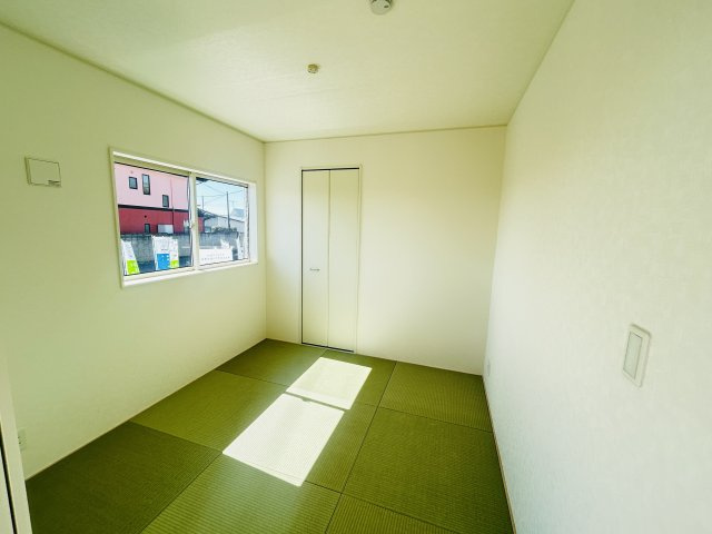 新築　前橋市粕川町新屋第2　クレイドルガーデン　3号棟の和室|現地写真　リビング隣の和室はお子様の遊び部屋としてもちょうどいいですね♪							
